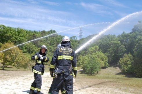 消防隊による放水