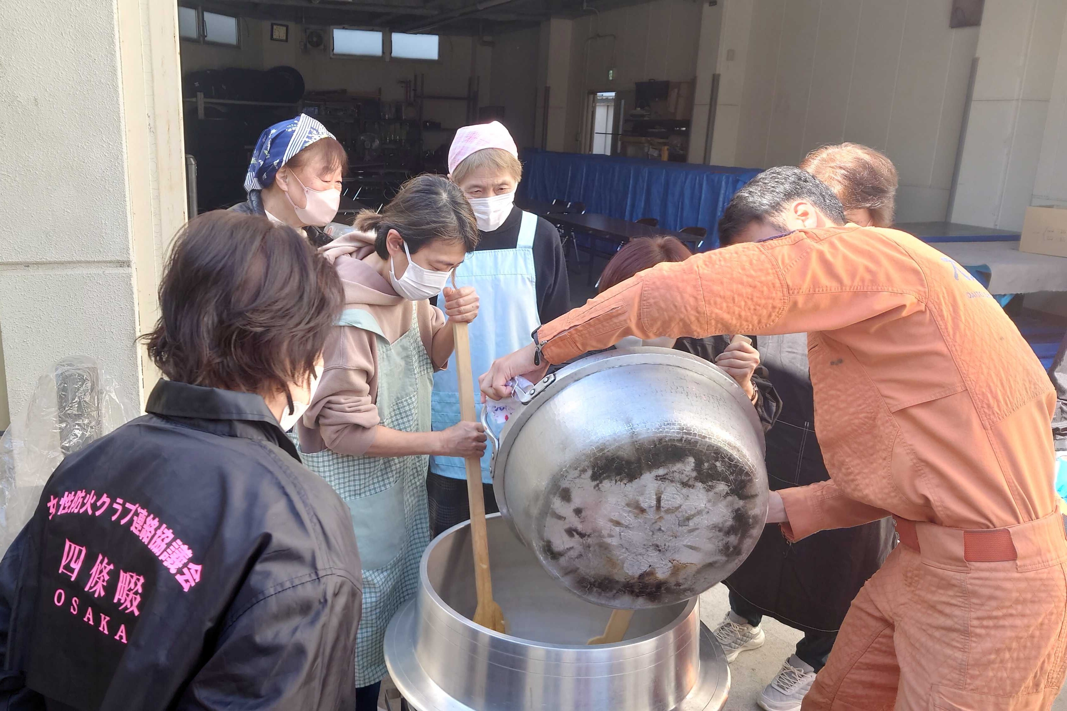 大釜で豪快に炒めます