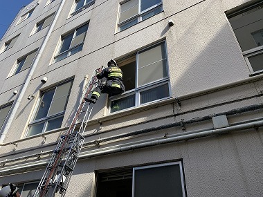 ３連はしごから屋内に侵入している様子です