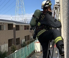 ３連はしごから屋内に侵入している様子です