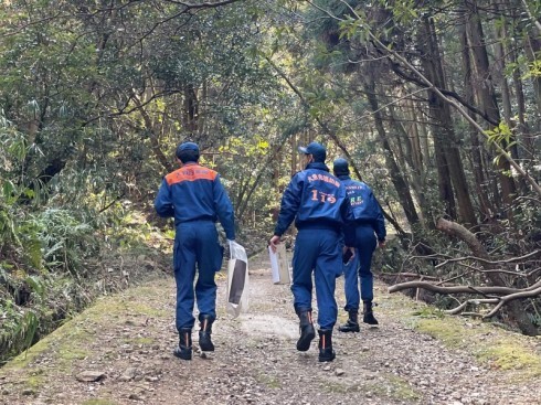 山林調査を行う隊員達