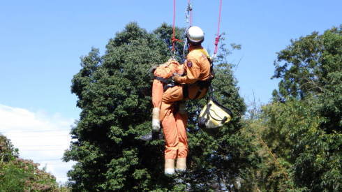 吊り橋からの転落想定訓練　要救助者接触